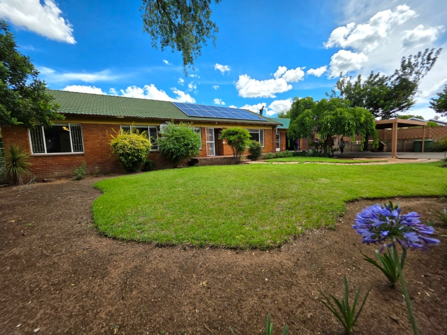 5 Bedroom Property for Sale in Pellissier Free State